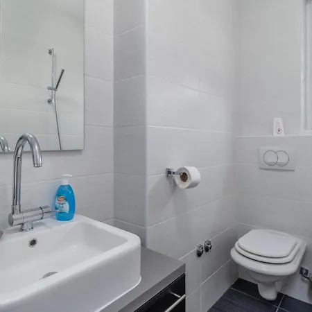 Apartman 3 Bedroom Awesome In Rab