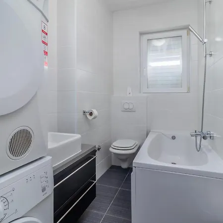 Apartman 3 Bedroom Awesome In Rab Palit