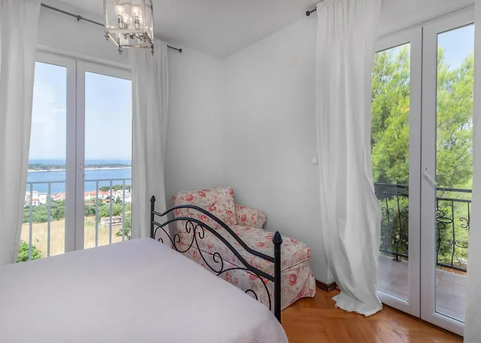 3 Bedroom Pet Friendly In Rab *