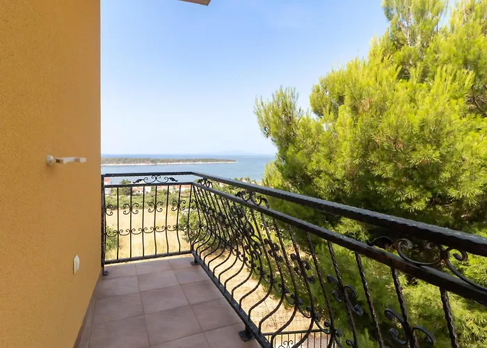 3 Bedroom Pet Friendly In Rab * Palit