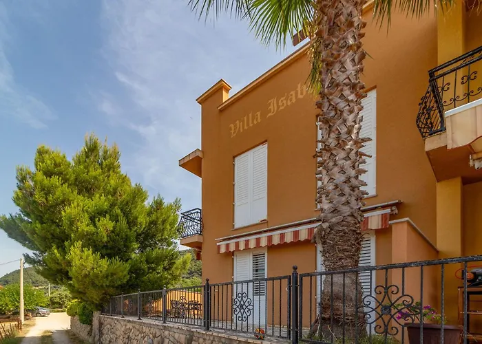 3 Bedroom Pet Friendly In Rab *