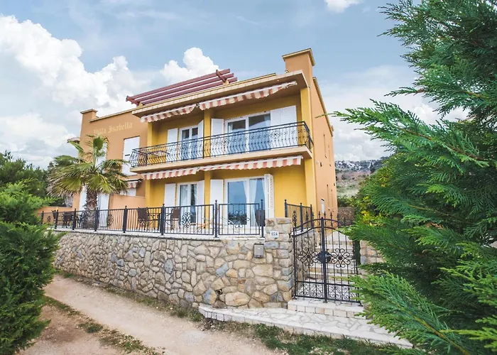 Appartement 3 Bedroom Pet Friendly In Rab *