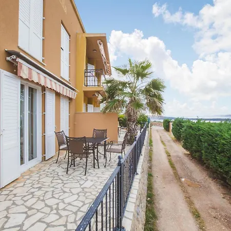 3 Bedroom Awesome In Rab Apartament