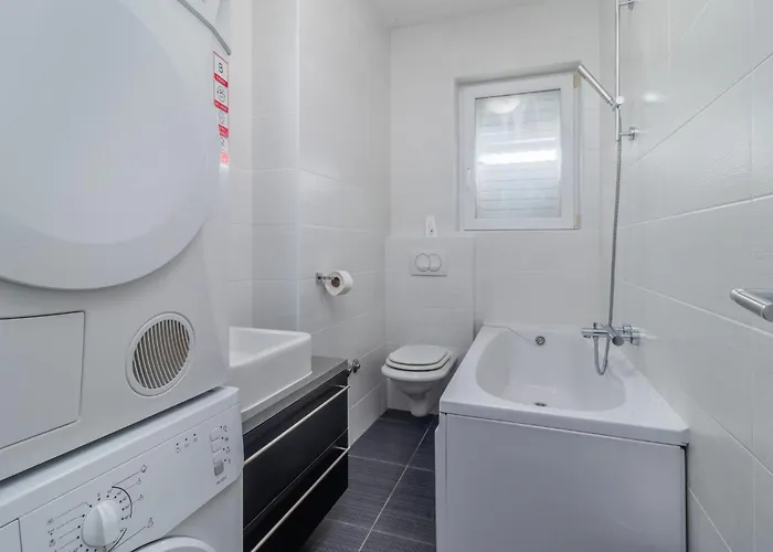 Apartmán 3 Bedroom Pet Friendly In Rab New Translation